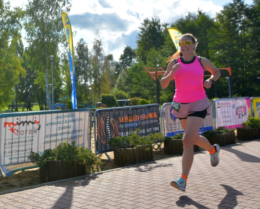 Justyna Słowik finiszuje w biegu na 10 kilometrów jako najszybsza kobieta.