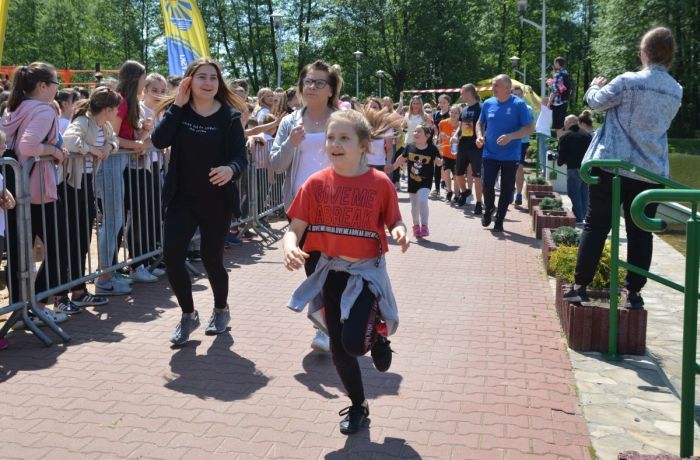 Dzieci tłumnie stawili się na starcie Ostrowieckiego Biegu Wiosny 2019