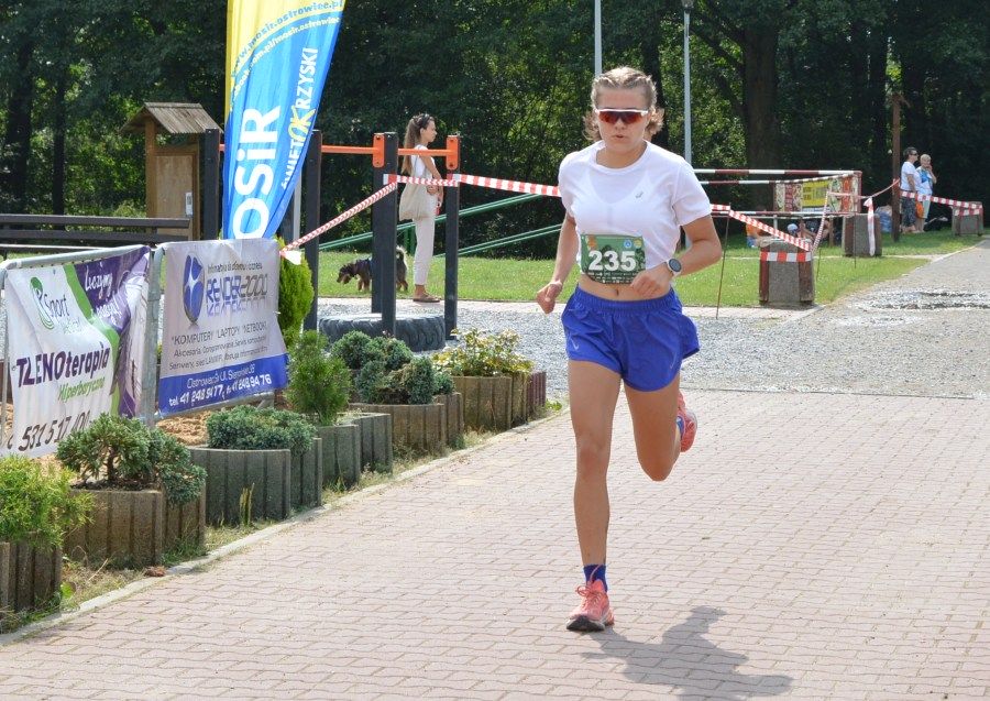 Ostatnie metry biegu przed Beatą Woźniak, najlepszej kobiety na dystansie 5km.